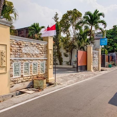 OYO 3831 Pelangi Residence Syariah Surakarta  Bagian luar foto