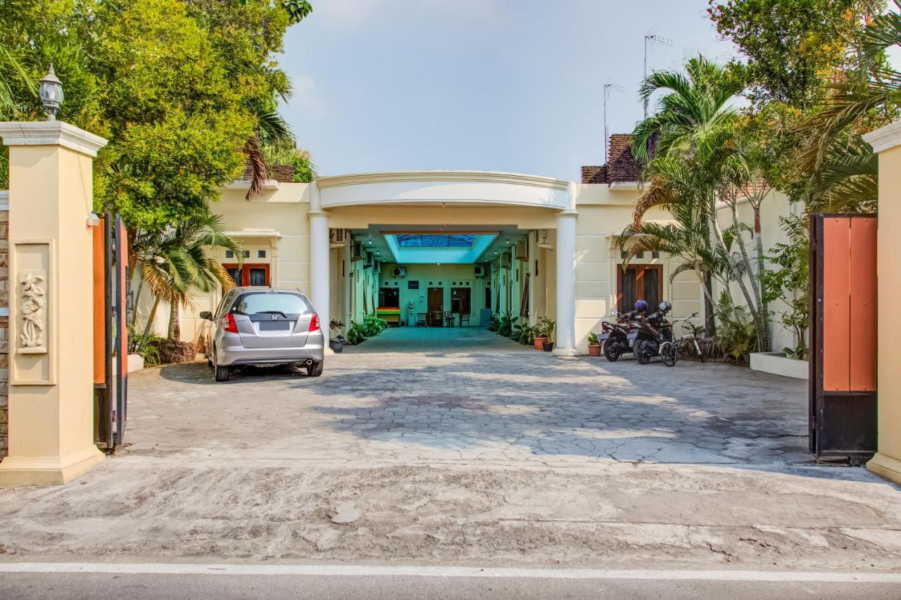 OYO 3831 Pelangi Residence Syariah Surakarta  Bagian luar foto