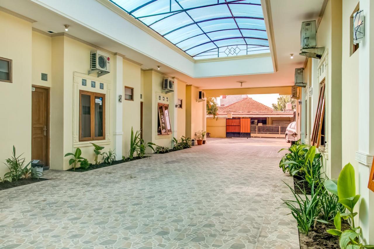 OYO 3831 Pelangi Residence Syariah Surakarta  Bagian luar foto