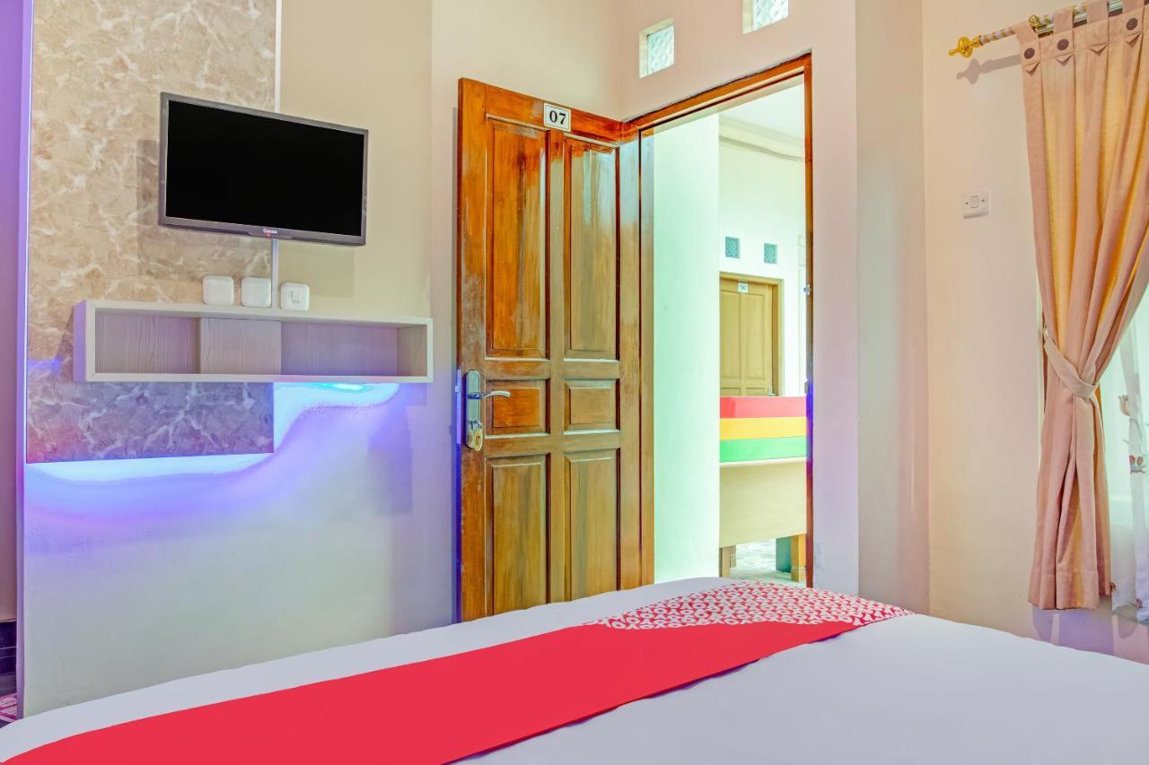 OYO 3831 Pelangi Residence Syariah Surakarta  Bagian luar foto