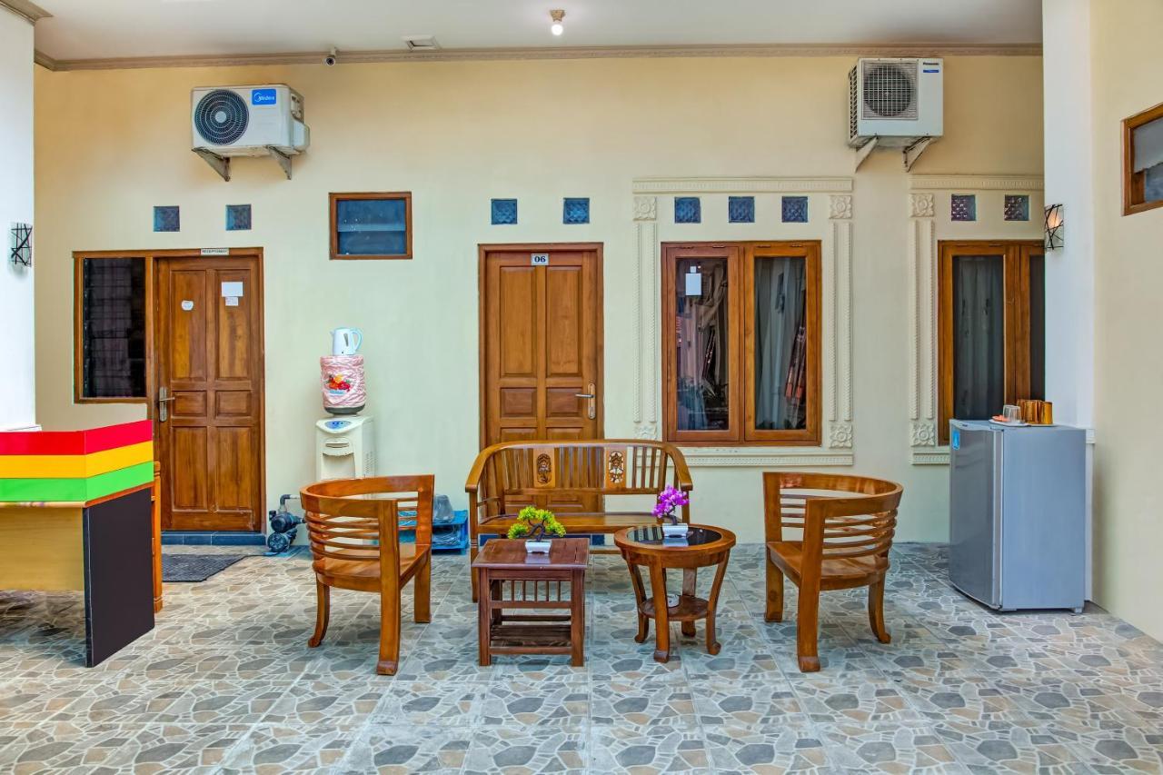 OYO 3831 Pelangi Residence Syariah Surakarta  Bagian luar foto