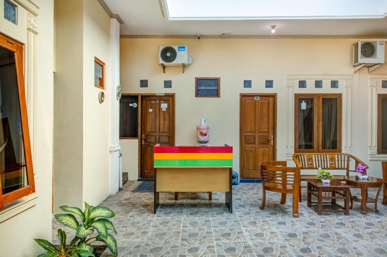 OYO 3831 Pelangi Residence Syariah Surakarta  Bagian luar foto