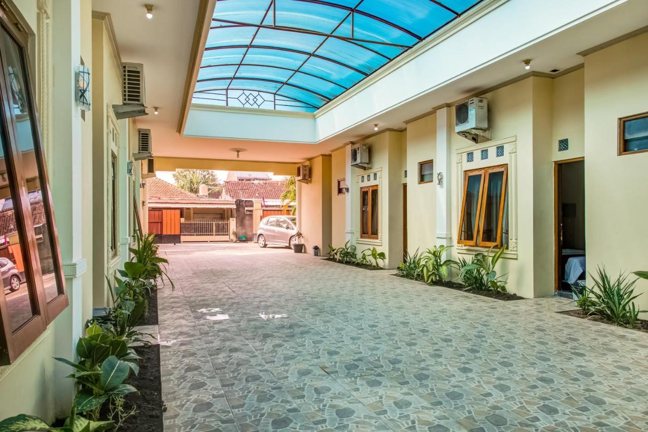 OYO 3831 Pelangi Residence Syariah Surakarta  Bagian luar foto