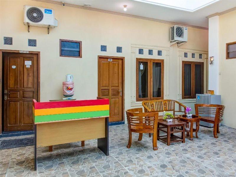 OYO 3831 Pelangi Residence Syariah Surakarta  Bagian luar foto