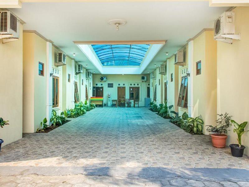 OYO 3831 Pelangi Residence Syariah Surakarta  Bagian luar foto